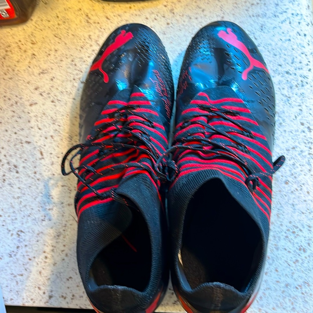 Men’s Puma Future Z 2.3 Batman Soccer cleats. Size 13. Excellent condition.